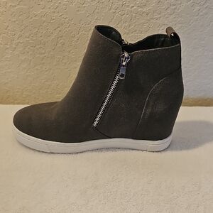 Athlefit Gray Ankle Side Zip  Booties Size 9.5 EUC